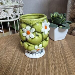 Vintage Inarco Apples and Daisies Ceramic Cup 4"